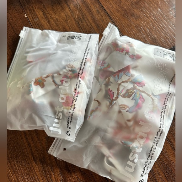 Beautiful 2 piece Macy Blackwell swim set - Picture 4 of 4